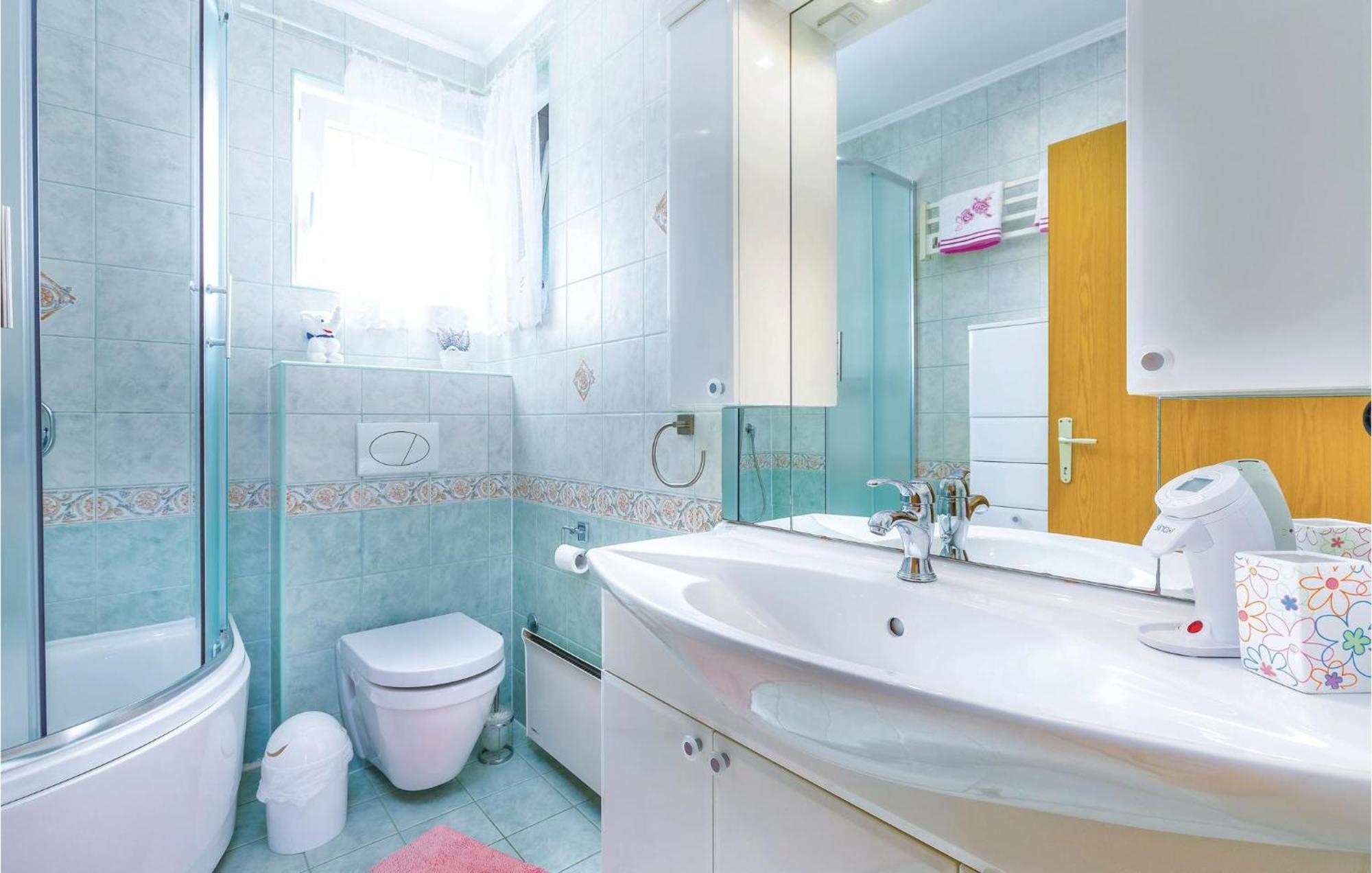 Beautiful Apartment In Crikvenica With Jacuzzi Екстериор снимка