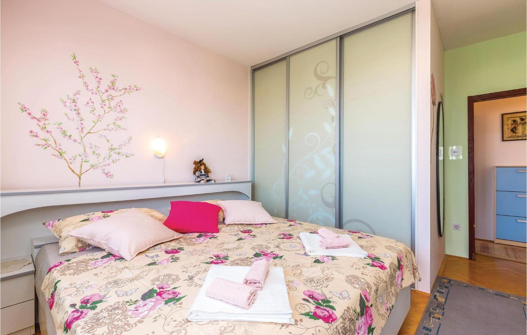 Beautiful Apartment In Crikvenica With Jacuzzi Екстериор снимка