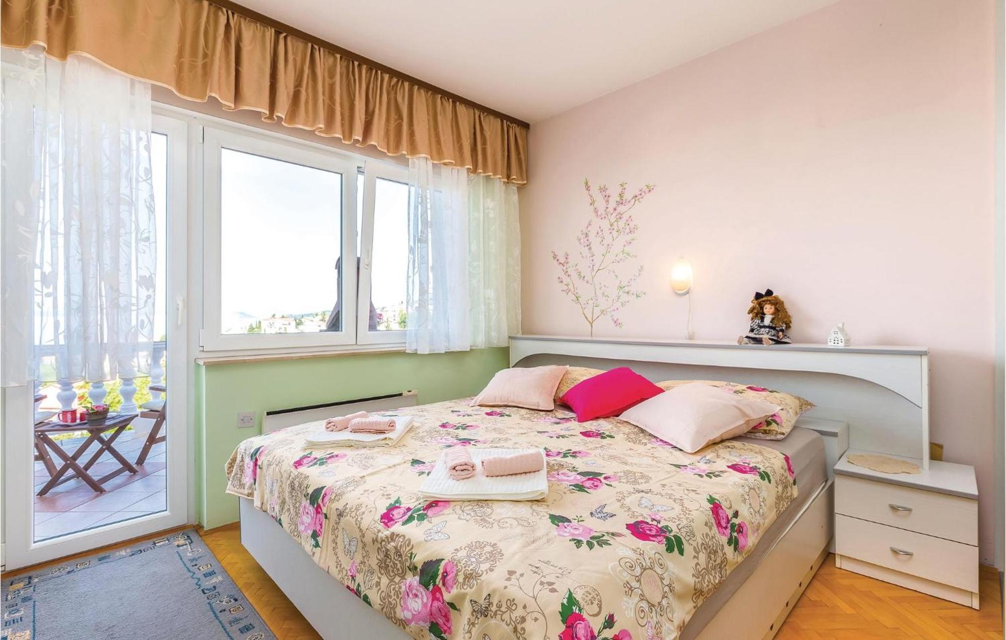 Beautiful Apartment In Crikvenica With Jacuzzi Екстериор снимка