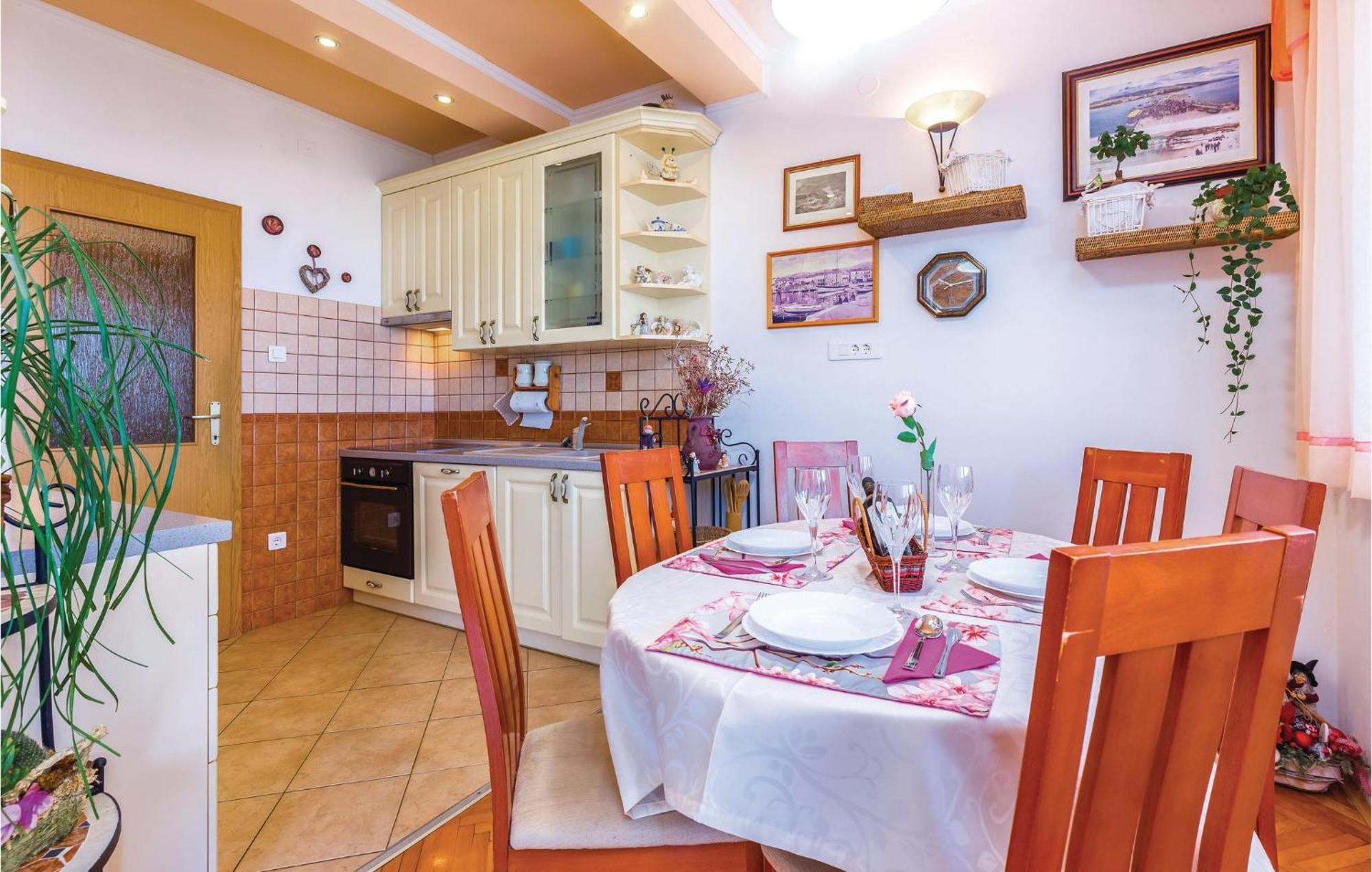 Beautiful Apartment In Crikvenica With Jacuzzi Екстериор снимка
